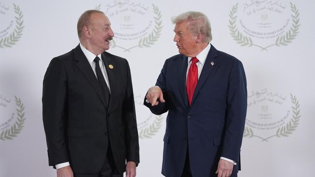 Президент США Дональд Трамп и президент Азербайджана Ильхам Алиев во время саммита по прекращению войны в Газе в городе Шарм-эш-Шейх, Египет Президент США Дональд Трамп и президент Азербайджана Ильхам Алиев во время саммита по прекращению войны в Газе в городе Шарм-эш-Шейх, Египет