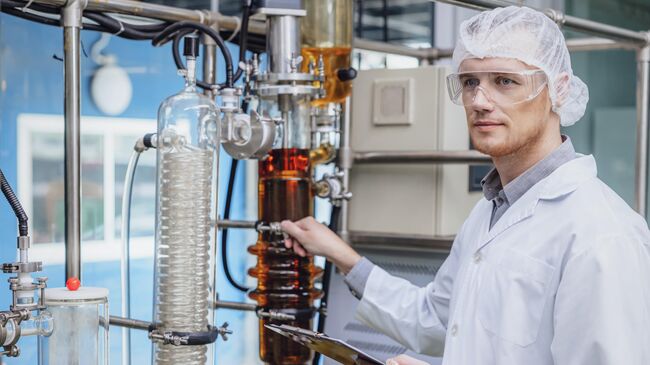 Ученый во время работы с нефтью в лаборатории