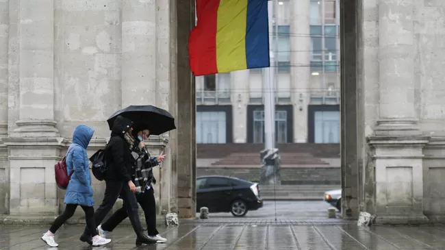 Прохожие у здания правительства Молдавии в Кишиневе