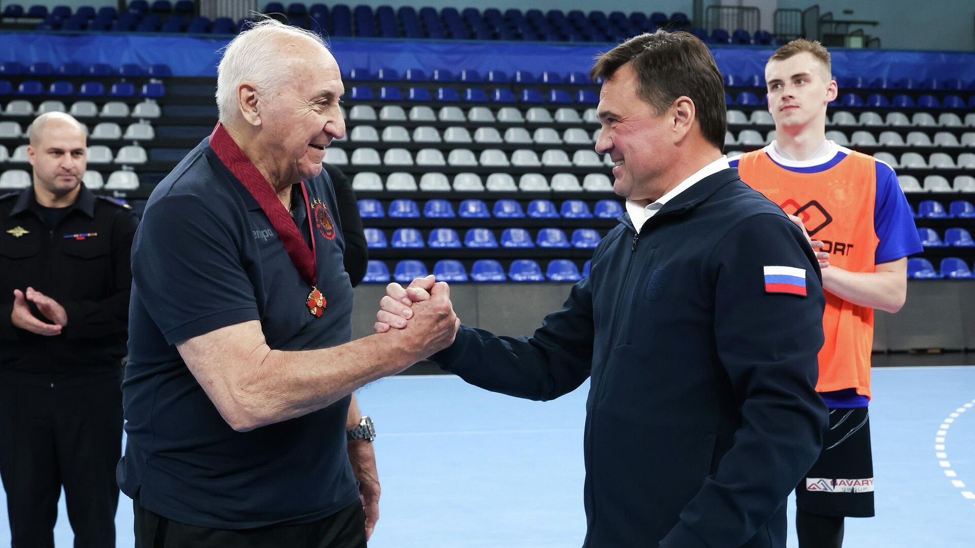 Губернатор Московской области Андрей Воробьев вручил гандболисту Владимиру Максимову орден за заслуги перед регионом - РИА Новости, 1920, 14.10.2025