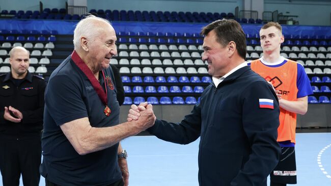 Губернатор Московской области Андрей Воробьев вручил гандболисту Владимиру Максимову орден за заслуги перед регионом