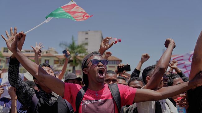 Протестующий во время акции протеста в Антананариву, Мадагаскар