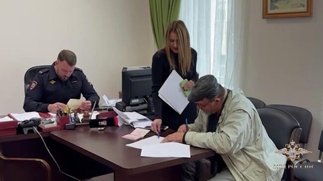 Полицейские помогают 74-летнему пенсионеру, которого власти Латвии выдворили из страны, получить российский паспорт 