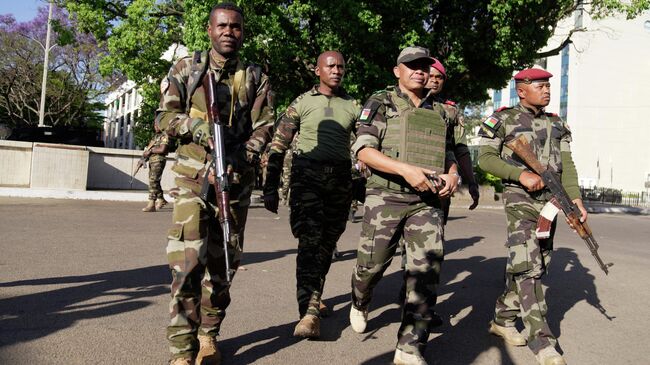 Командир военного подразделения CAPSAT полковник Майкл Рандрианирина прибывает в президентский дворец в Антананариву, чтобы объявить о том, что вооруженные силы берут власть на Мадагаскаре. 14 октября 2025