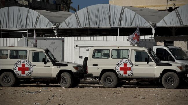 Автомобили Красного Креста направляются в больницу Насера, чтобы забрать тела палестинских заключенных, переданных Израилем в рамках соглашения о прекращении огня
