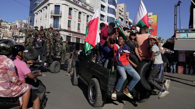 Люди приветствуют военных в Антананариву