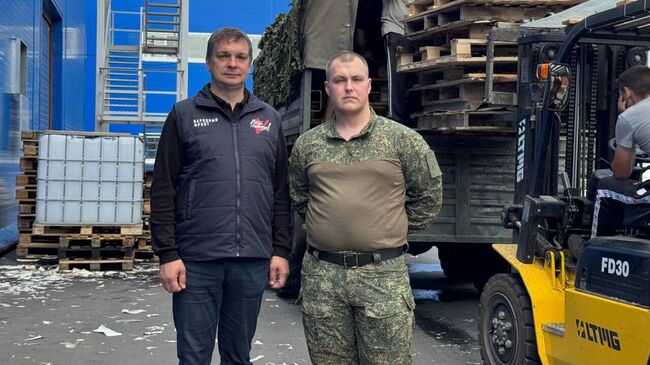 Погрузка пиломатериалов, которые Орловский Народный фронт отправил бойцам СВО