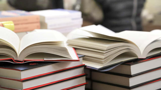 Раскрытые книги на столе