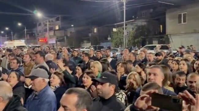 Сторонники Самвела Карапетяна у здания суда в Ереване