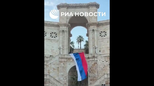 Флаг России, вывешенный в знак протеста