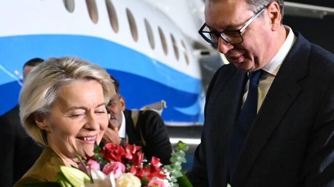 Президент Сербии Александр Вучич встретил председателя Еврокомиссии Урсулу фон дер Ляйен с цветами в аэропорту Белграда 