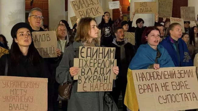 Жители Одессы на митинге с требованием отстранить действующего мэра города Геннадия Труханова