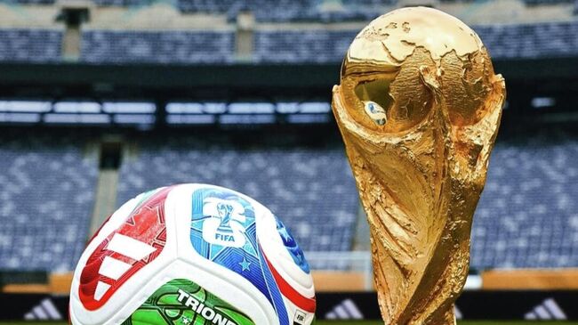 Мяч и трофей ЧМ-2026