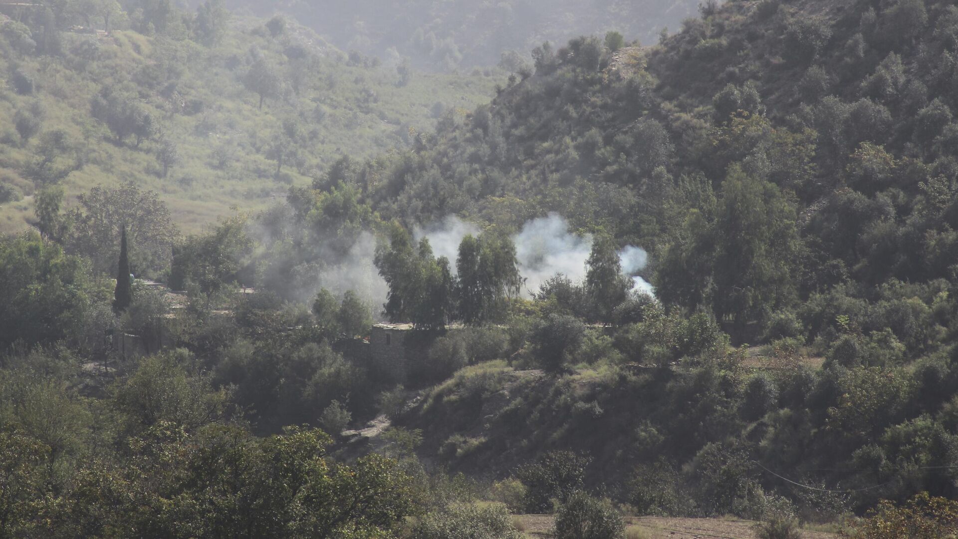 Дым после столкновений между афганскими и пакистанскими силами  - РИА Новости, 1920, 03.12.2025