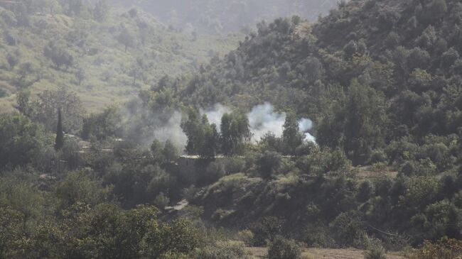 Дым над склоном холма после ночных столкновений между афганскими и пакистанскими силами вдоль границы в районе провинции Хост, Афганистан