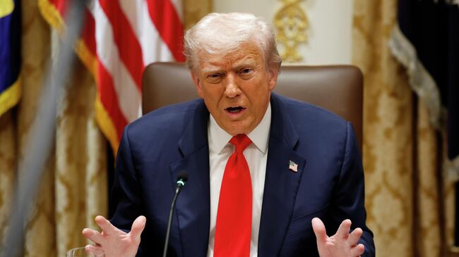 Президент США Дональд Трамп выступает на встрече с президентом Аргентины Хавьером Милей в зале заседаний кабинета министров Белого дома. 14 октября 2025 года