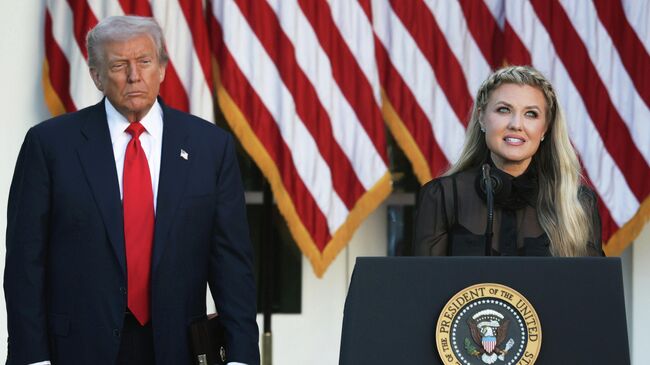 Вдова американского консервативного политика и активиста Чарли Кирка Эрика выступает после того, как президент США Дональд Трамп посмертно наградил Чарли Кирка Президентской медалью Свободы. 14 октября 2025