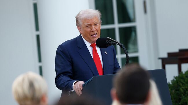 Президент США Дональд Трамп выступает на мероприятии в честь убитого активиста Чарли Кирка. 14 октября 2025