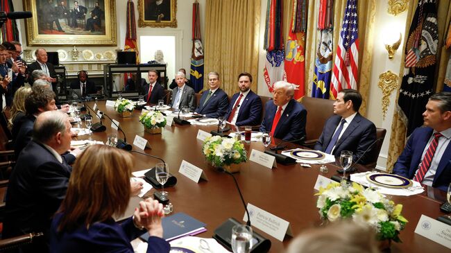 Президент США Дональд Трамп и президент Аргентины Хавьер Милей во время встречи в зале заседаний Кабинета министров Белого дома. 14 октября 2025