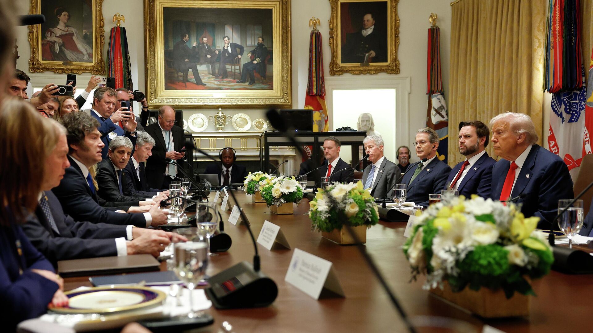 Президент США Дональд Трамп и президент Аргентины Хавьер Милей во время встречи в зале заседаний Кабинета министров Белого дома. 14 октября 2025 Президент США Дональд Трамп и президент Аргентины Хавьер Милей во время встречи в зале заседаний Кабинета министров Белого дома. 14 октября 2025 - РИА Новости, 1920, 14.10.2025