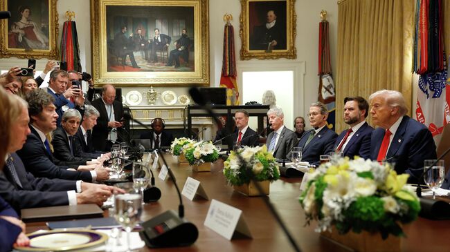 Президент США Дональд Трамп и президент Аргентины Хавьер Милей во время встречи в зале заседаний Кабинета министров Белого дома. 14 октября 2025