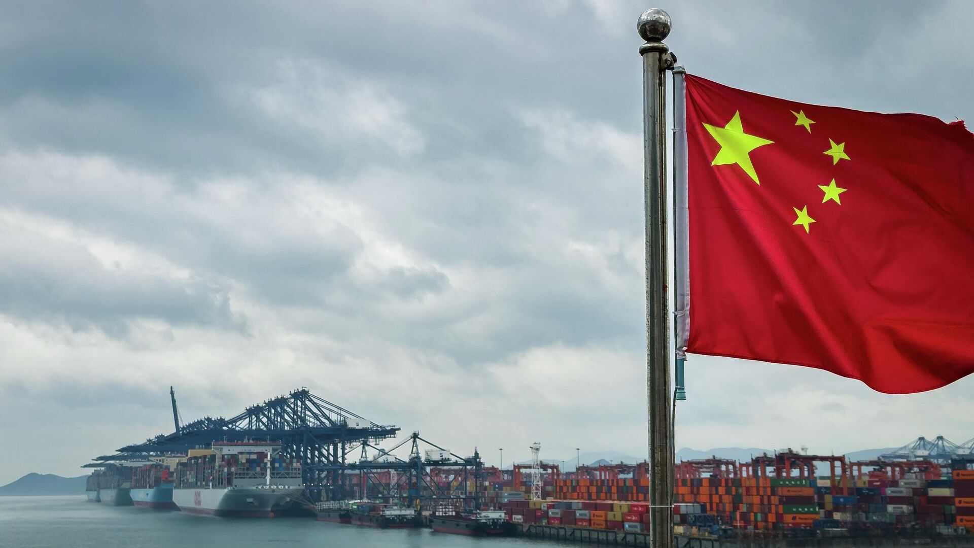 Флаг Китая на фоне Международного контейнерного терминала Яньтянь - РИА Новости, 1920, 23.12.2025