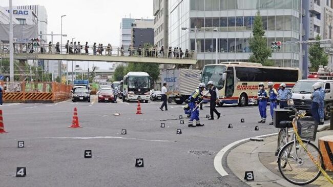 Экстренные службы на месте происшествия, где легковой автомобиль влетел в группу людей на перекрестке рядом с центральной железнодорожной станцией Нагоя в Японии