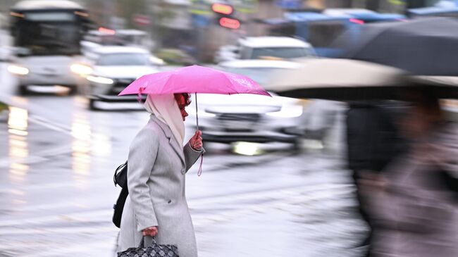 Женщина во время дождя в Москве Женщина во время дождя в Москве