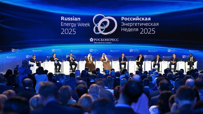 Участники сессии Мировые энергетические рынки: трансформация отношений и баланс интересов международного форума в рамках международного форума Российская энергетическая неделя в Москве