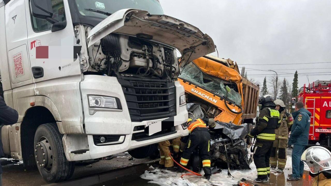 Последствия столкновения китайского большегруза Shacman с десятью машинами в Уфе - РИА Новости, 1920, 15.10.2025