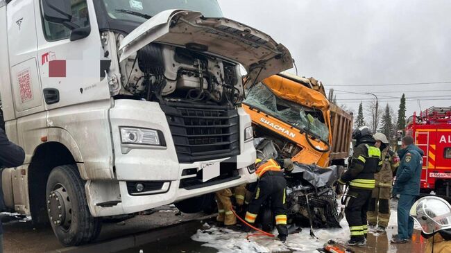 Последствия столкновения китайского большегруза Shacman с десятью машинами в Уфе