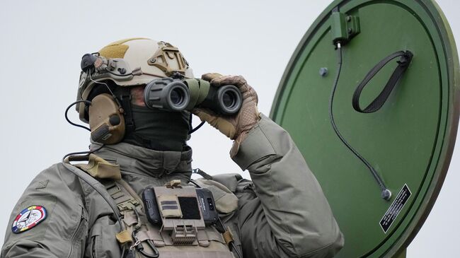 Французский военнослужащий во время учений НАТО на полигоне в Смардане, Румыния