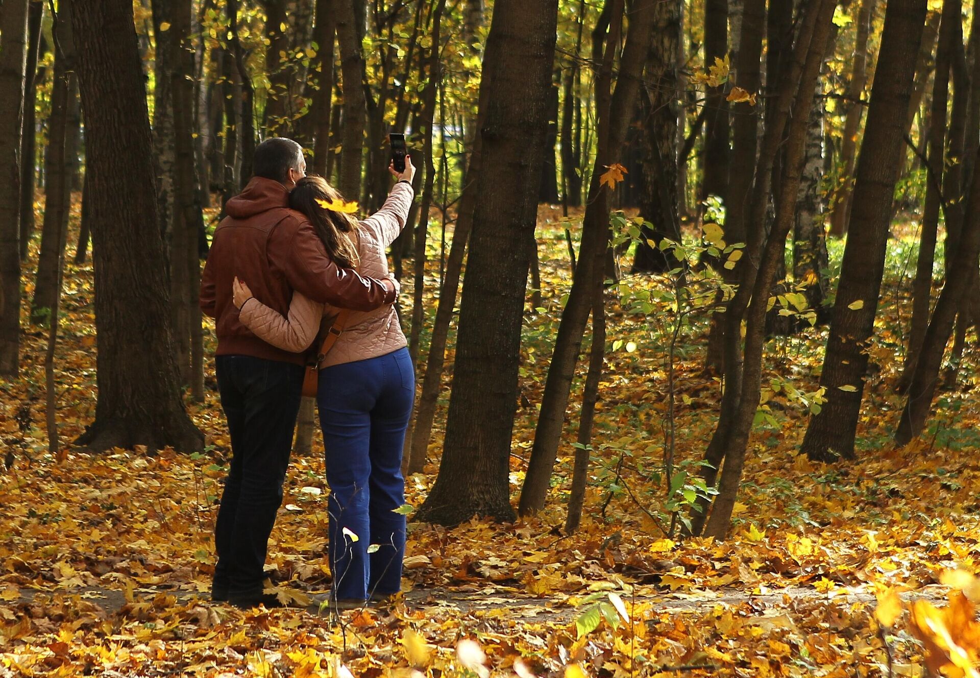 Люди в парке Люди в парке - РИА Новости, 1920, 15.12.2025