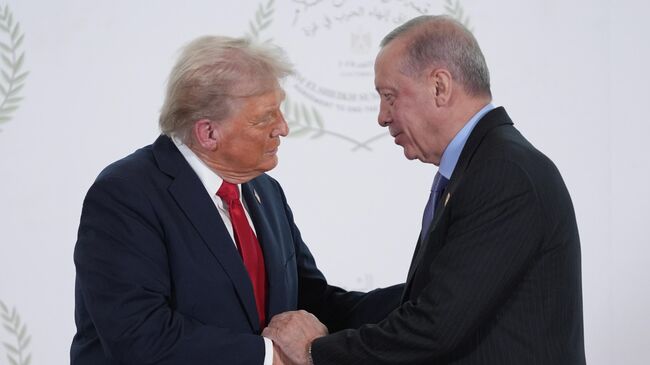 Президент США Дональд Трамп и президент Турции Реджеп Тайип Эрдоган на саммите в Шарм-эль-Шейхе