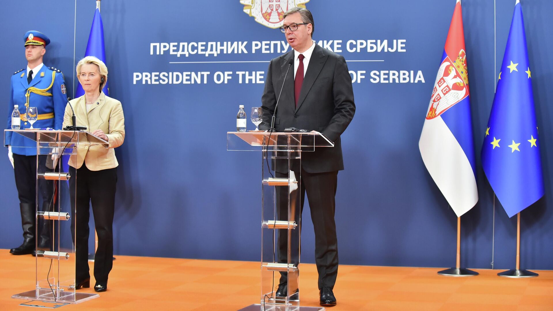 Председатель Европейской комиссии Урсула фон дер Ляйен и президент Сербии Александр Вучич на пресс-конференции по итогам встречи в Белграде. 15 октября 2025 - РИА Новости, 1920, 15.10.2025