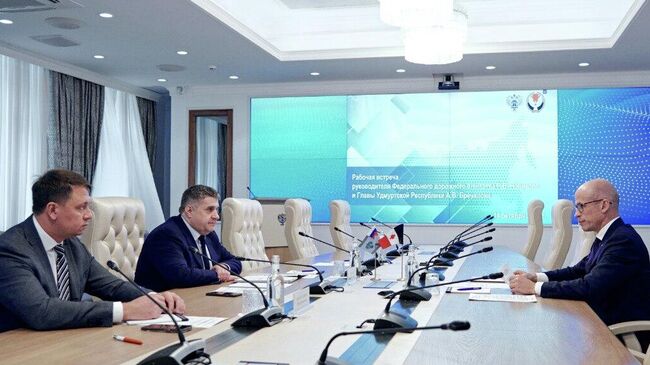 Глава Удмуртии Александр Бречалов на встрече с руководителем Росавтодора Романом Новиковым Глава Удмуртии Александр Бречалов на встрече с руководителем Росавтодора Романом Новиковым