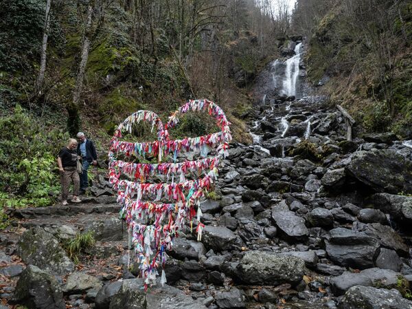 Водопад Молочный над озером Рица в Абхазии
