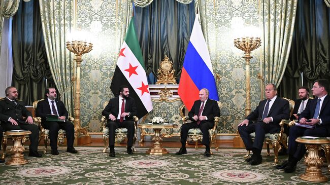 Президент РФ Владимир Путин и президент Сирии Ахмед аш-Шараа во время встречи в Москве