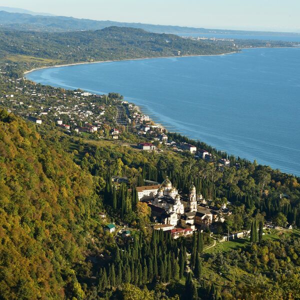 Вид на Ново-Афонский Симоно-Кананитский монастырь в Новом Афоне на побережье Черного моря