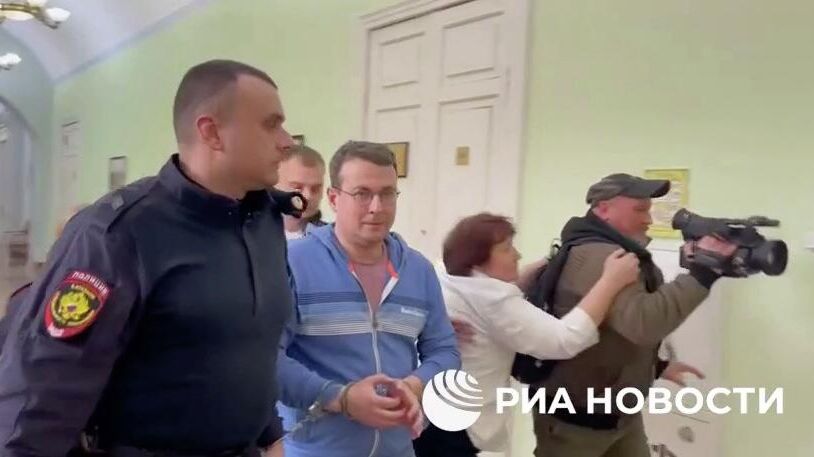 Руководителя регионального исполкома Народного фронта Нижегородской области Андрея Жильцова доставили в Нижегородский районный суд - РИА Новости, 1920, 15.10.2025