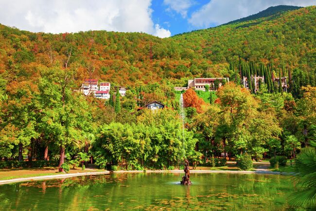 Фонтан у пруда в Приморском парке, Абхазия