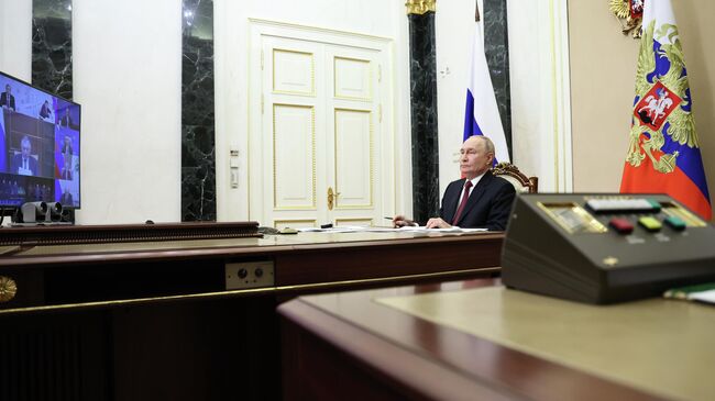 Президент РФ Владимир Путин проводит совещание с членами правительства РФ