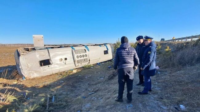 Место ДТП с перевернувшимся автобусом в Приамурье
