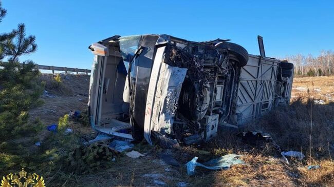 Место ДТП с перевернувшимся автобусом в Приамурье