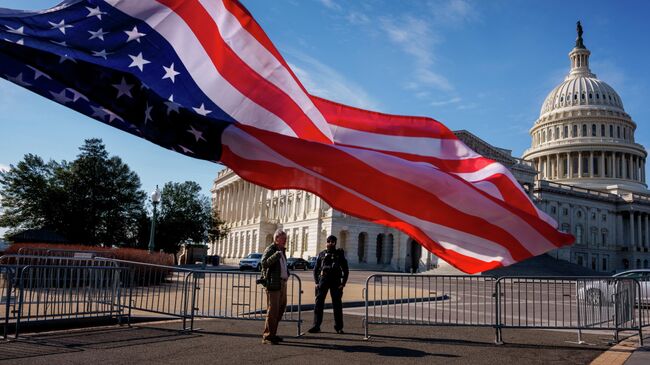 Американский флаг у здания Капитолия в Вашингтоне