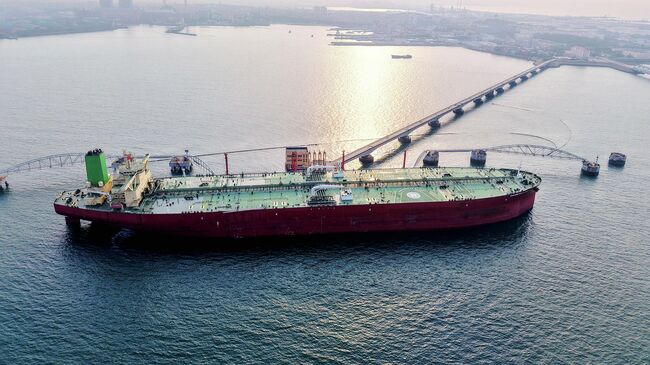 Танкер с сырой нефтью у нефтяного терминала порта Циндао