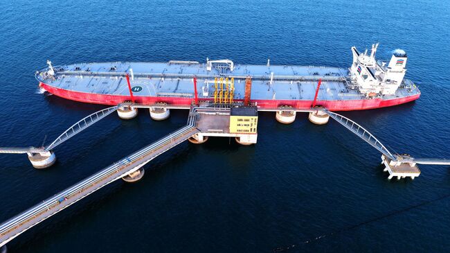 Танкер с сырой нефтью у нефтяного терминала порта Циндао