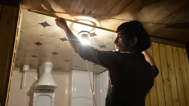 Подготовка к открытию аттракциона Дом вверх дном в Новосибирске