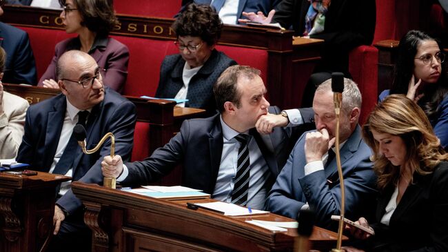 Премьер-министр Франции Себастьен Лекорню отвечает на вопросы членов парламента во время заседания в Национальной ассамблее Премьер-министр Франции Себастьен Лекорню отвечает на вопросы членов парламента во время заседания в Национальной ассамблее