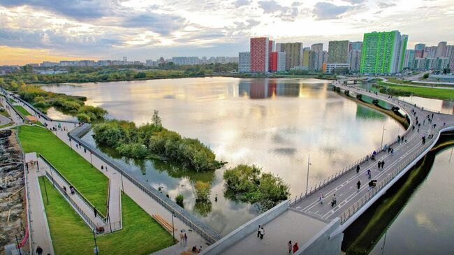 Новый пешеходный мост через Черное озеро в Некрасовке